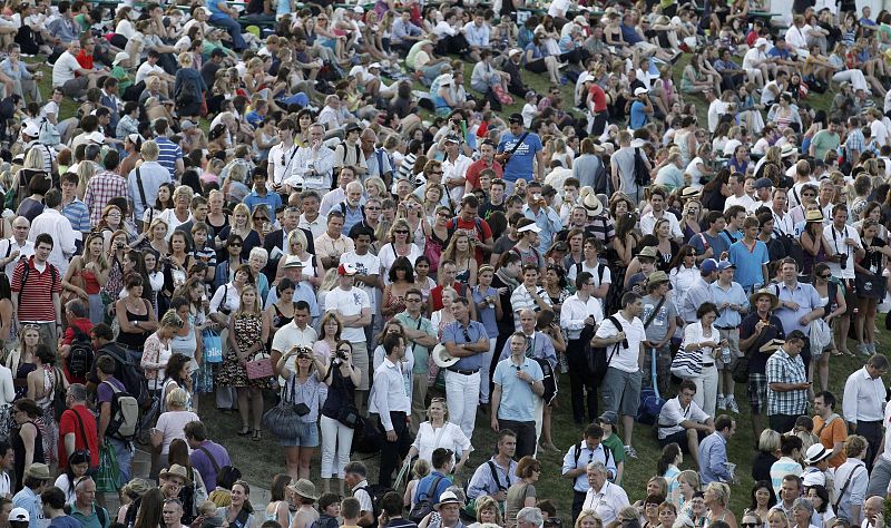 El público atiende agotado ante el partido de tenis más largo del mundo que enfrenta al norteamericano John Isner y al francés Nicolas Mahut.