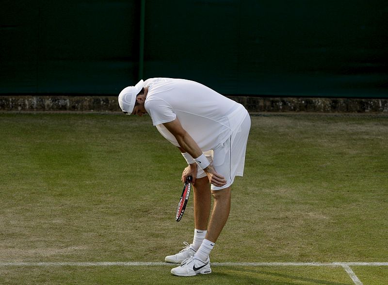 El tenista estadounidense John Isner muestra su cansancio durante su partido contra el francés Nicolás Mahut en la segunda ronda del Torneo de Tenis de Wimbledon