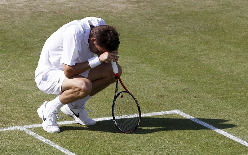 El tenista francés Nicolas Mahut se apoya con su raqueta en el suelo para tomarse un respiro durante el partido en el torneo de Wimbledon.