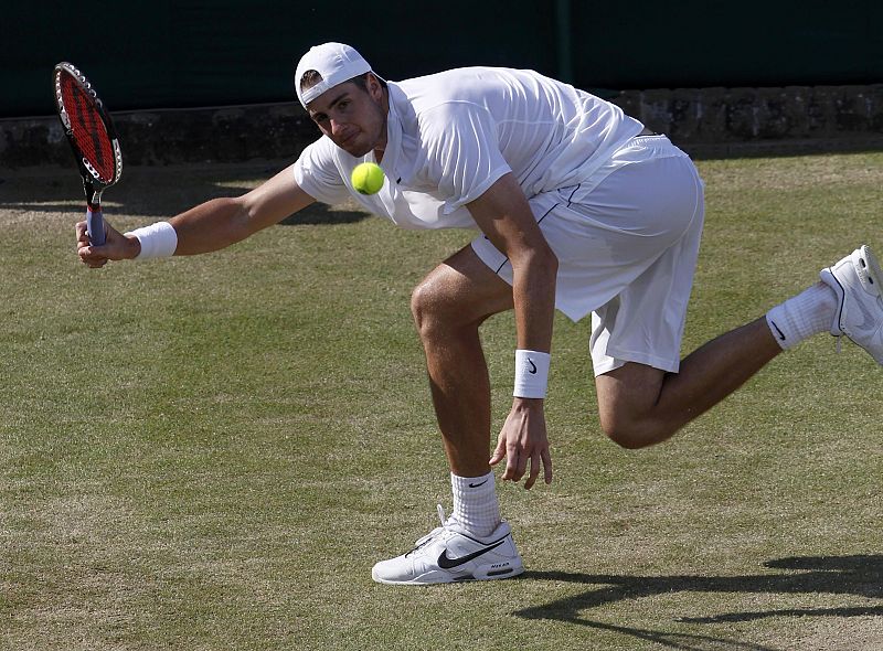 El norteamericano John Isner devuelve una pelota en un lance del partido con claros síntomas de agotamiento.