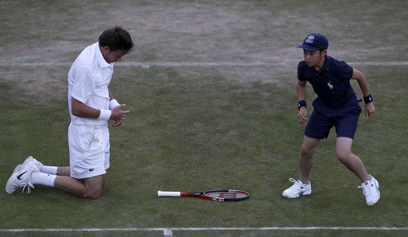 El francés Nicolas Mahut arrodillado en el césped de la pista con su raqueta durante el quinto set del partido que le enfrentaba al norteamericano John Isner.