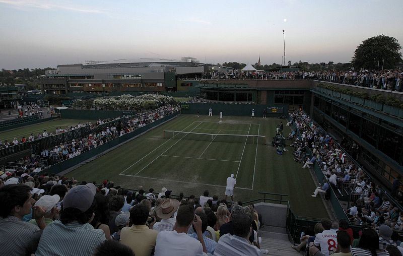 Las cancha de tenis donde se disputaba el partido entre el norteamericano John Isner y el francés Nicolas Mahut en la primera ronda del torneo de Wimbledon.