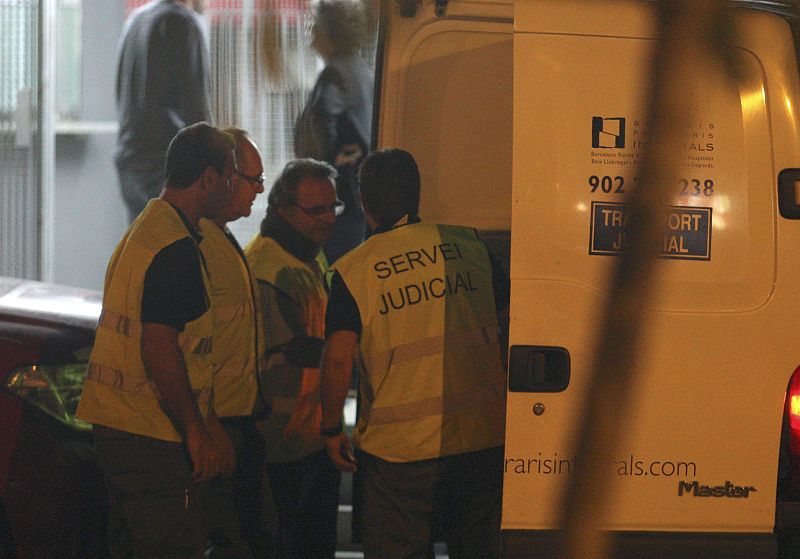 Miembros de la policía judicial en la estación de Castelldefels Playa