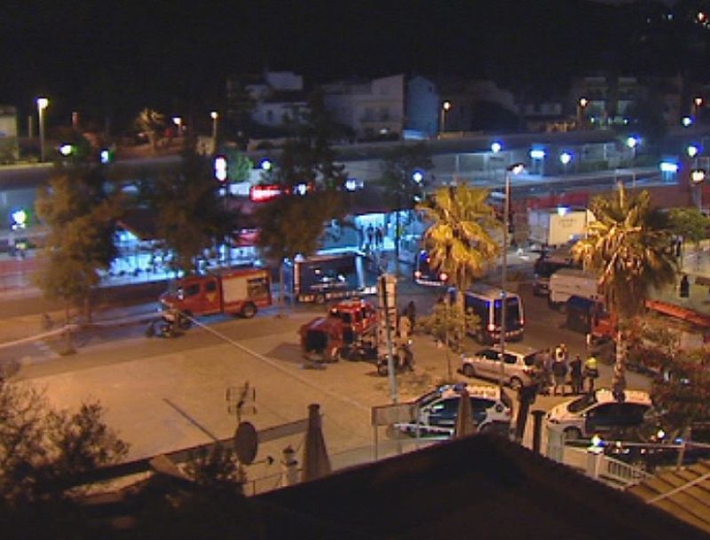 Policías, bomberos y sanitarios han pasado toda la noche trabajando para recuperar los cuerpos y atender a los heridos.