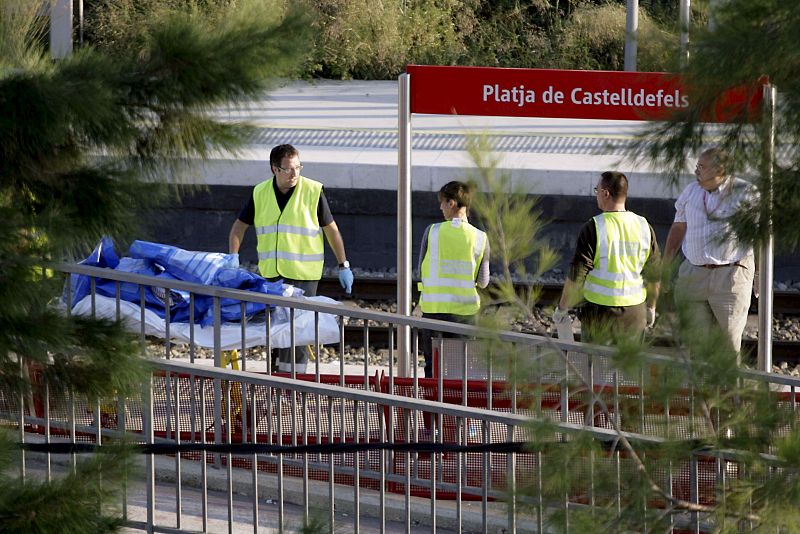 AL MENOS 12 MUERTOS TRAS SER ARROLLADOS POR UN TREN EN CASTEDEFELLS PLAYA