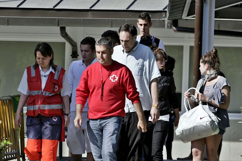 Los familiares de las víctimas del accidente de Castelldefels, en el que han muerto 12 personas arrolladas por un tren, reciben atención psicológica.