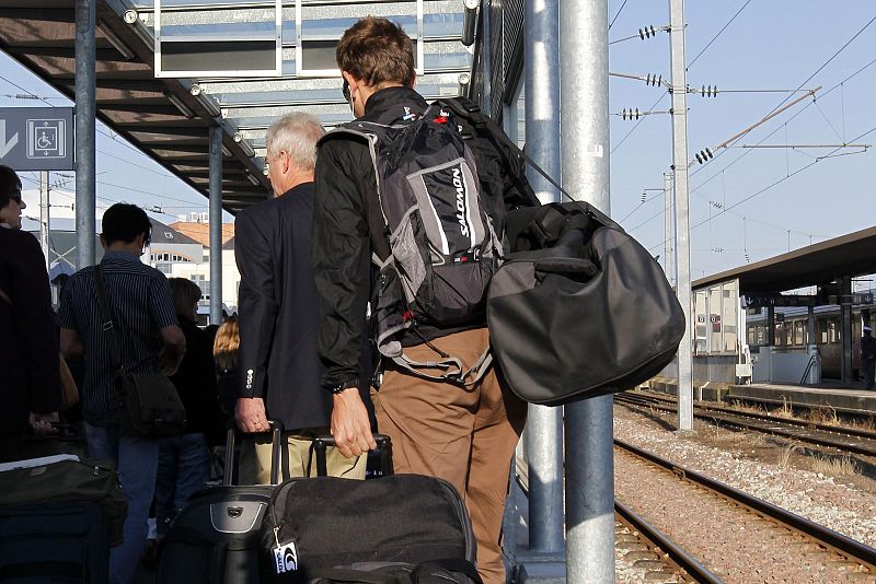 Algunos pasajeros del tren de alta velocidad francés han tenido suerte, como éstos que se han bajado en la estación de Nantes