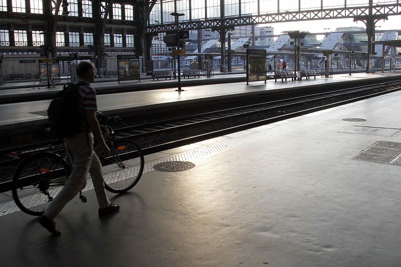 Un viajero espera la llegada de un tren en la estación de Lille durante la jornada de huelga que vive Francia este jueves