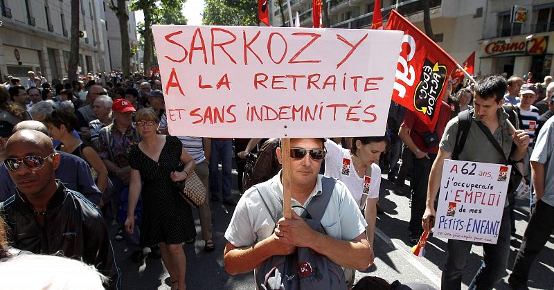 Un manifestante se dirige a Sarkozy para que retire la propuesta de aumentar la edad de jubilación