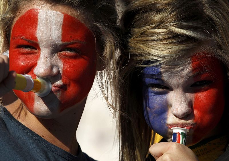 Aficionadas paraguayas y neocelandesas han apoyado a sus selecciones haciendo sonar sus vuvuzelas.