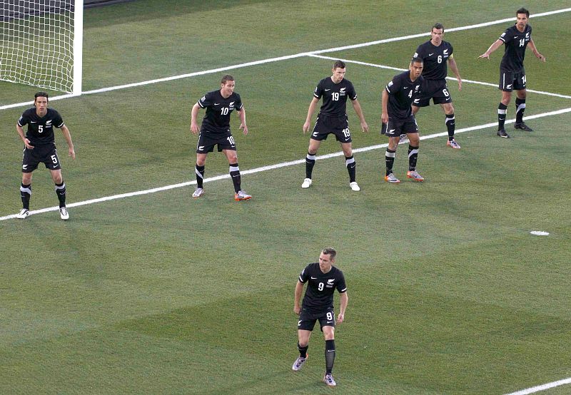 Como si de una coreografía se tratase, los jugadores neocelandeses se posicionan para defender una falta a favor de Paraguay.