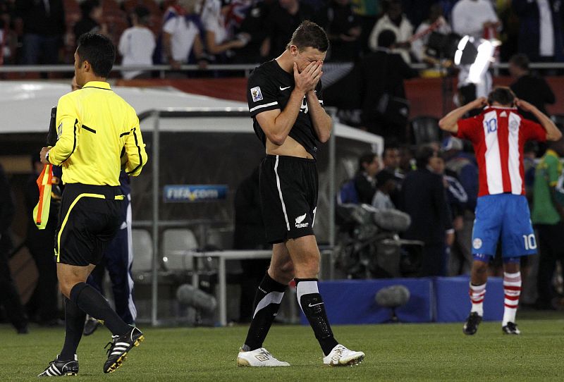 Smeltz se retira apesadumbrado, después de que Nueva Zelanda no haya conseguido clasificarse para octavos de final.