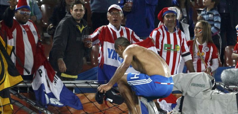 El paraguayo Paulo da Silva salta a la grada al finalizar el encuentro para celebrar el pase a octavos con los aficionados.