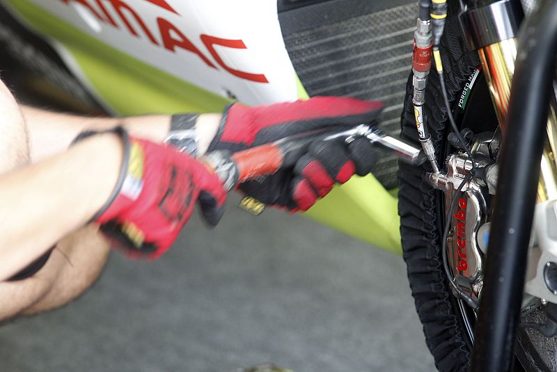 Uno de los mecánicos de Pramac Racing.
