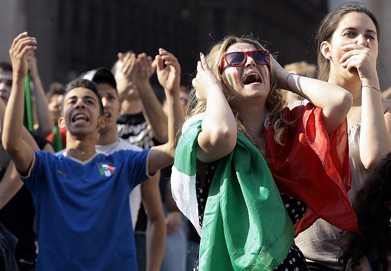 Aficionados italianos decepcionados después de que su selección haya pasado fugazmente por Sudáfrica.