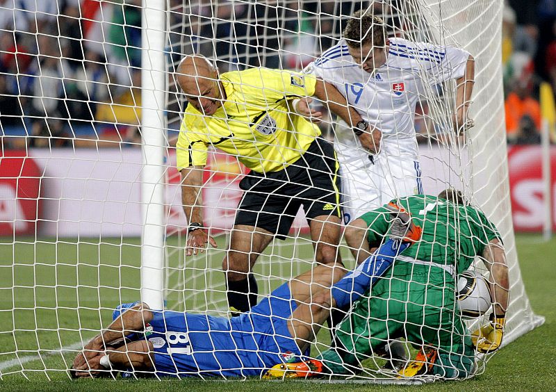 El árbitro tiene que mediar entre el guardameta eslovaco Jan Mucha y el delantero italiano Fabio Quagliarella, tras el segundo gol de Italia.