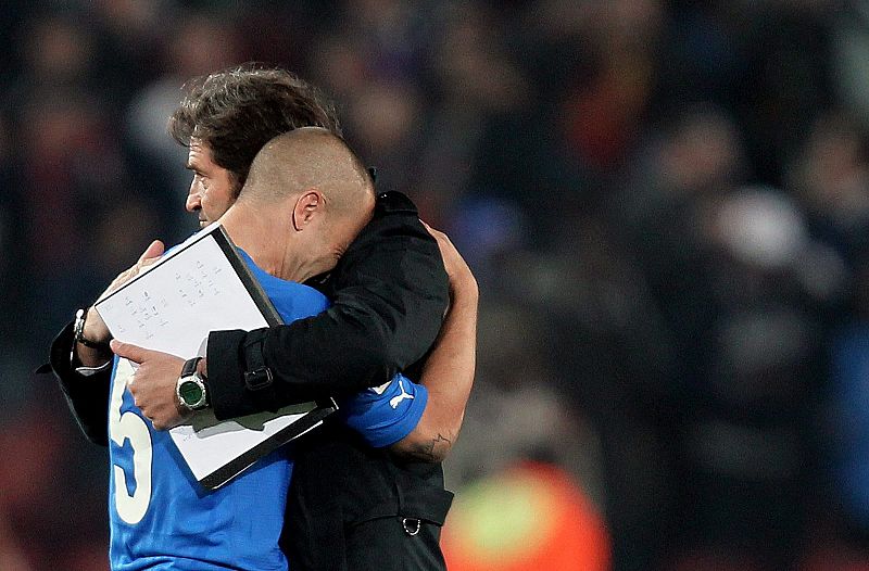 El defensa italiano Fabio Cannavaro se abraza desolado a un miembro del equipo técnico.