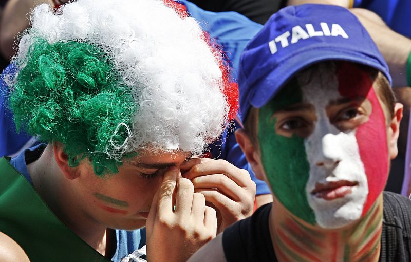 Aficionados italianos desolados tras la eliminación de Italia. Esta vez la suerte no sonrió a los "azzurri".