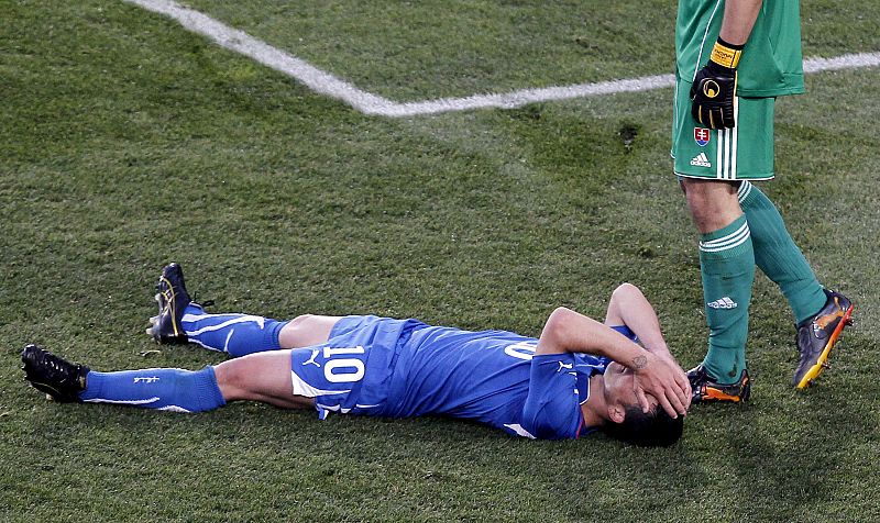 El italiano Antonio di Natale se lamenta tras perder una oportunidad de gol en el partido que ha supuesto la eliminación de su equipo del mundial sudafricano.