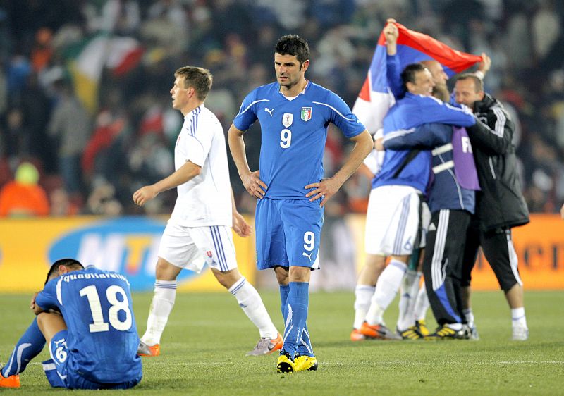 Vincenzo Laquinta y Fabio Quagliarella, desolados, asisten importentes a las celebraciones de los eslovacos que han eliminado a la actual campeona del mundo.