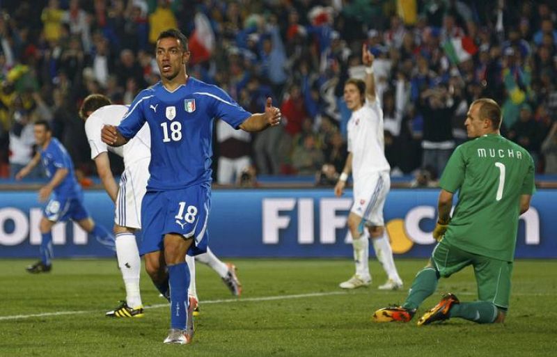 Fabio Quagliarella protesta después de que le hubieran anulado un gol por fuera de juego.