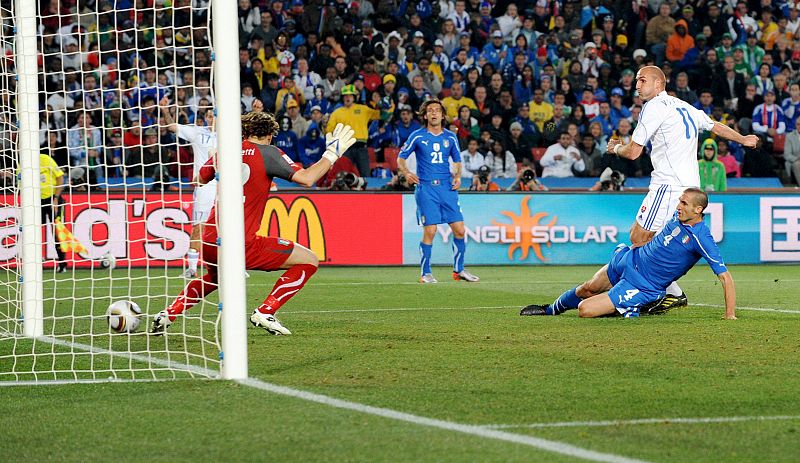 El jugador eslovaco Robert Vittek marca el 2-0 frente el guardameta italiano Giorgio Chiellini. Toda una sorpresa, ya que una selección debutante ha acabado con la actual campeona.