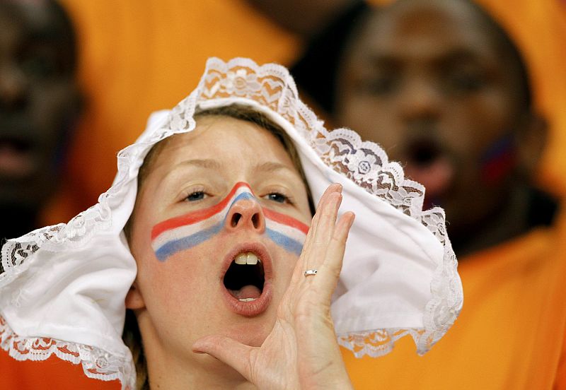 El color naranja ha teñido las gradas del Green Point de Ciudad del Cabo.