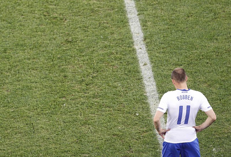 Robben espera para entrar en el terreno de juego. Los primeros minutos del extremo en el Mundial