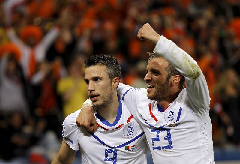 Van Persie y Van der Vaart van a celebrar el gol.