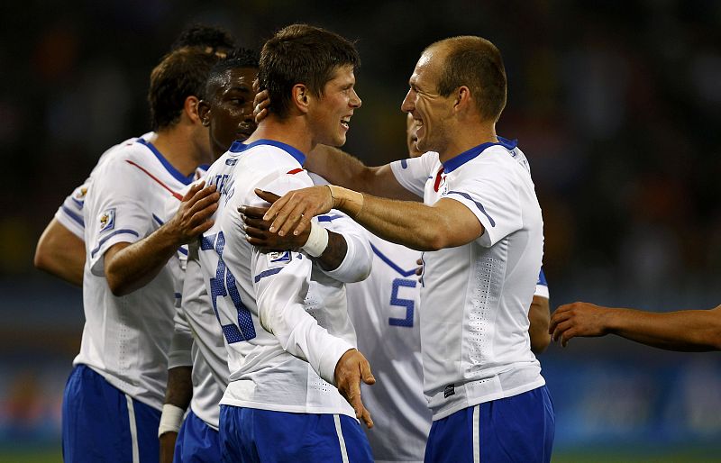 Huntelaar celebra con Robben el segundo gol del partido.