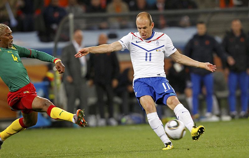 Al poco de entrar en juego, Robben puso un gran balón que dio en el palo y remató Huntelaar