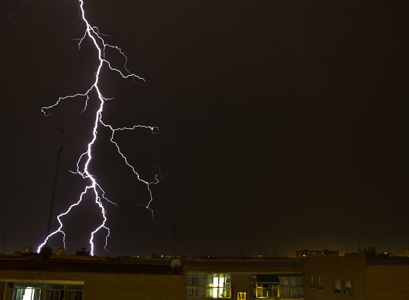 La primera tormenta del verano que acabamos de empezar dejó agua y muchos rayos en la zona Sur de Madrid. Esta foto es de la pasada noche en Fuenlabrada.