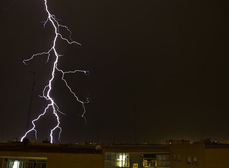 La primera tormenta del verano que acabamos de empezar dejó agua y muchos rayos en la zona Sur de Madrid. Esta foto es de la pasada noche en Fuenlabrada.