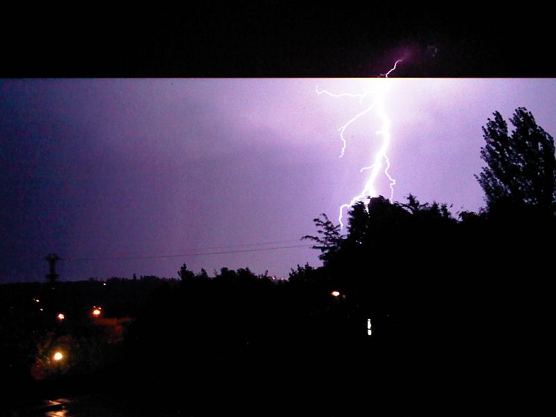 Los rayos caídos anoche sobre Madrid iluminaban el cielo oscuro