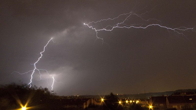 Tormenta eléctrica nocturna en Alcalá de Henares.