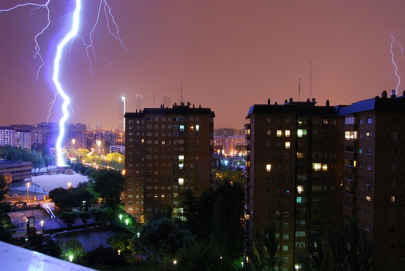 Un rayo cae sobre el barrio de El Pilar al norte de Madrid capital.