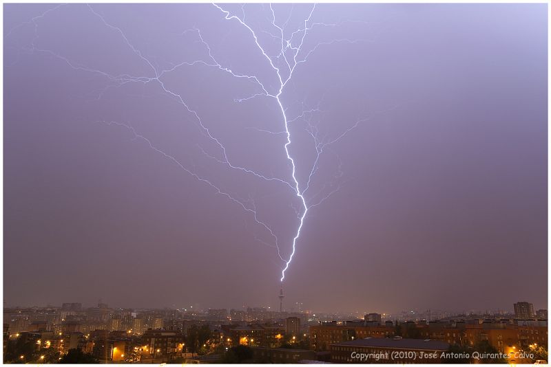 La tormenta caída anoche sobre Madrid dejó fotografías espectaculares como la captada por José Antonio Quirantes Calvo, en la que se ve como cae un rayo sobre el Pirulí