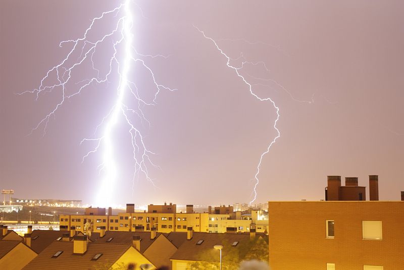 Los rayos llegaron a iluminar el cielo de Leganés como si fuera de día.