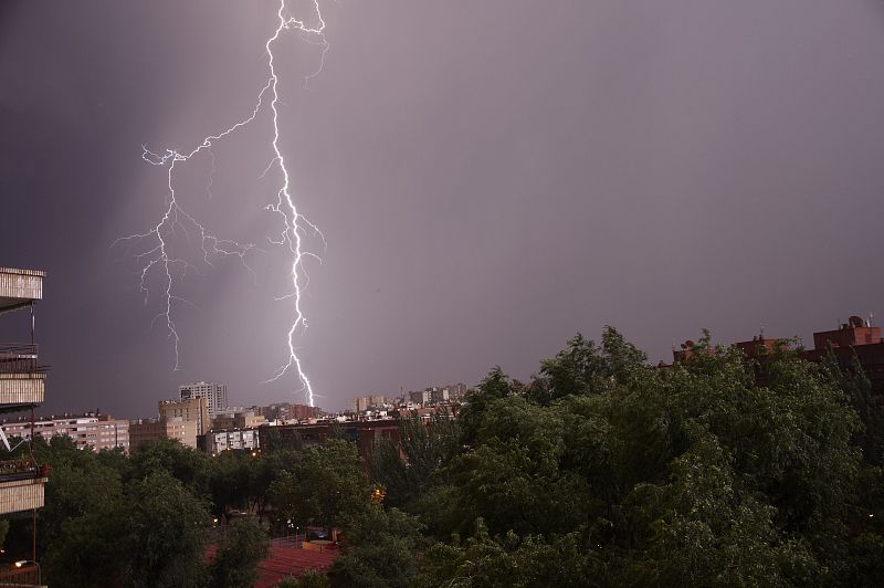 A las 23.45 horas de la noche se hizo de día en Coslada por los constantes rayos que estaban cayendo