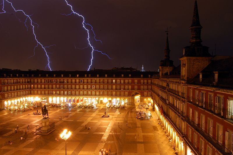 La Plaza Mayor de Madrid con los rayos de la tormenta eléctrica al fondo