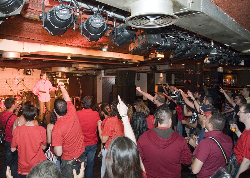 Fans de Aguila roja en una sala de fiesta