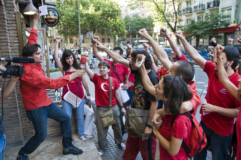 Fans de aguila roja en la fiesta de El Comisario