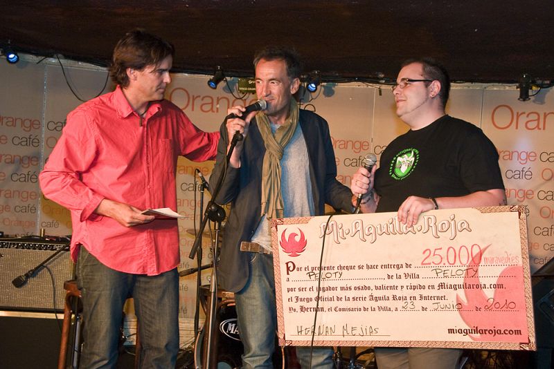 Francis Lorenzo con el ganador de miaguilaroja.com