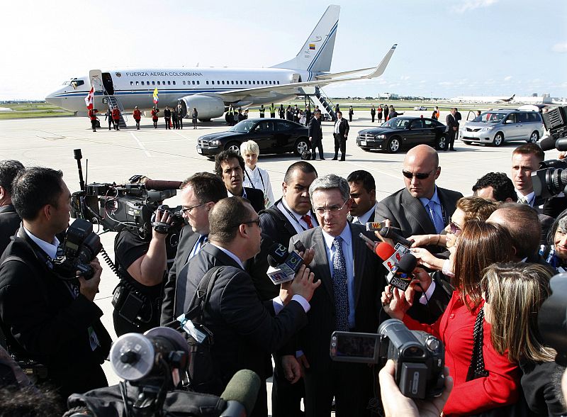 El presidente colombiano, Ál varo Uribe, llega al aeropuerto de Toronto