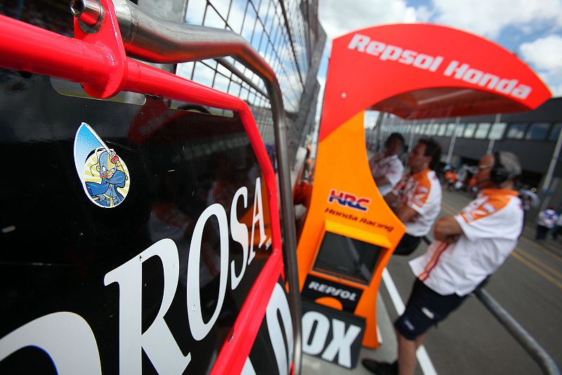 Dani Pedrosa tiene en su pizarra su habitual dibujo del niño ninja.