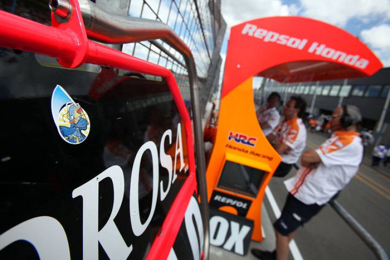 Dani Pedrosa tiene en su pizarra su habitual dibujo del niño ninja.