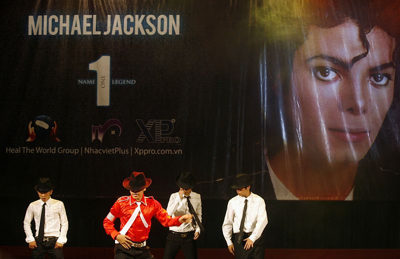 Miembros del club de fans de Michael Jackson en Hanoi durante una actuación homenaje al cantante