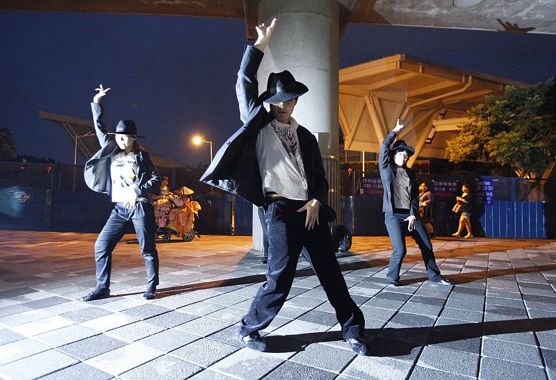 'Fans' de Michael Jackson bailan en un encuentro en memoria del "rey del pop" en Taiwan