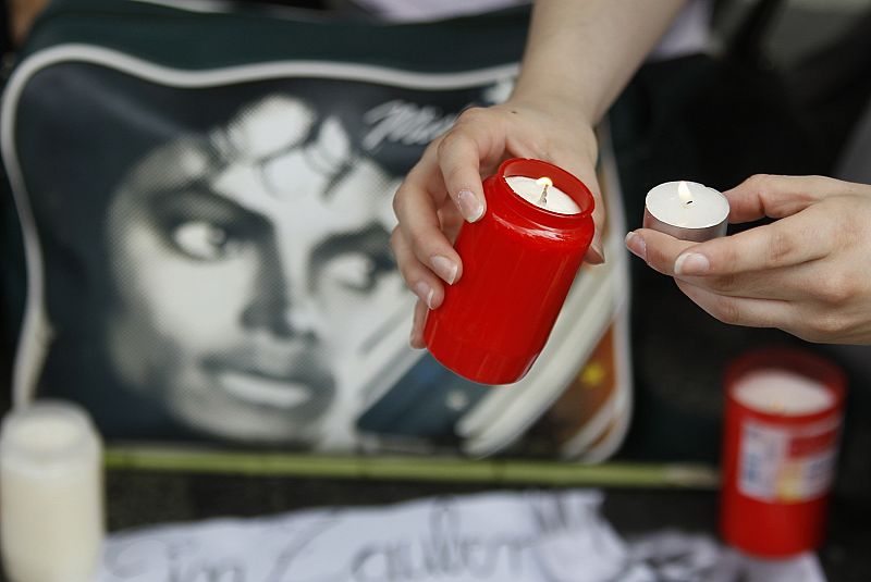 Un 'fan' de Michael Jackson enciende velas en homenaje al artista, en Berlín