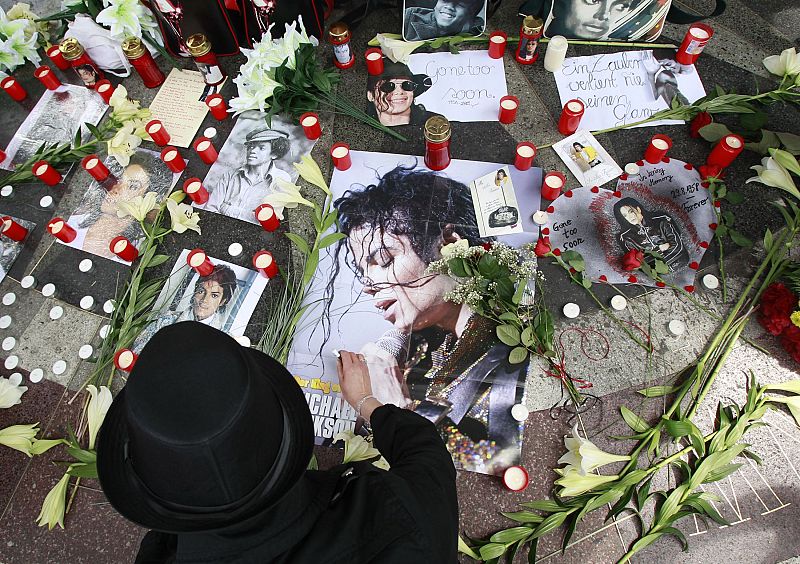 Un seguidor de Michael Jackson enciende velas en homenaje al artista en Berlín